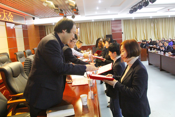 裝備公司舉行慶“三八”國際勞動婦女節(jié)暨“三八紅旗手”、“五好家庭”表彰會