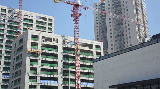 甘肅建投裝備制造有限公司是甘肅省建設(shè)投資（控股）集團(tuán)有限公司直屬企業(yè)，成立于2010年10月，坐落于甘肅蘭州彭家坪國家級裝備制造工業(yè)園，占地155畝，是西北地區(qū)最早具有起重機(jī)械生產(chǎn)資質(zhì)的企業(yè)，年產(chǎn)各類型號起重機(jī)械500余臺。建司十年來，公司先后榮獲年度中國塔機(jī)行業(yè)十強(qiáng)企業(yè)、全國售后服務(wù)先進(jìn)單位、全國建筑施工機(jī)械租賃50強(qiáng)企業(yè)等30余項(xiàng)榮譽(yù)稱號...